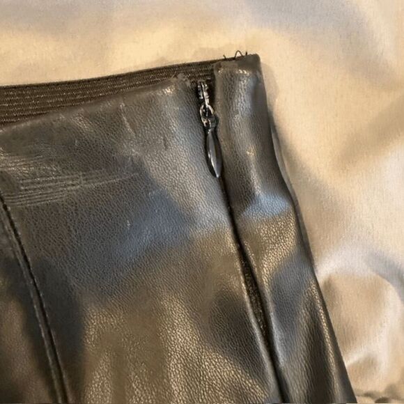 ZARA High Rise Faux Leather Leggings Black Side Zipper Elastic Waist Raw Hem XS - Picture 6 of 13